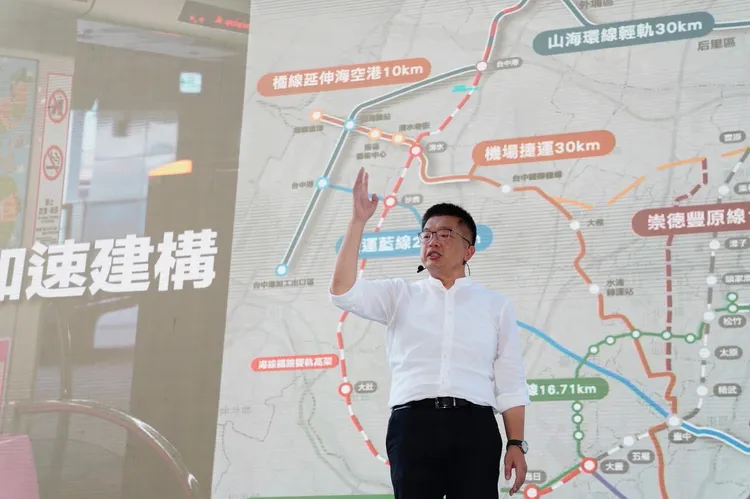 民進黨蔡其昌推出「台中十大建設」政見，挑戰國民黨現任台中市長盧秀燕。蔡其昌競總提供