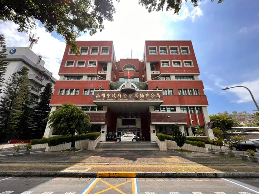 獨家｜扯！20壯漢包圍法院　替姐助陣壯膽見警就龜縮