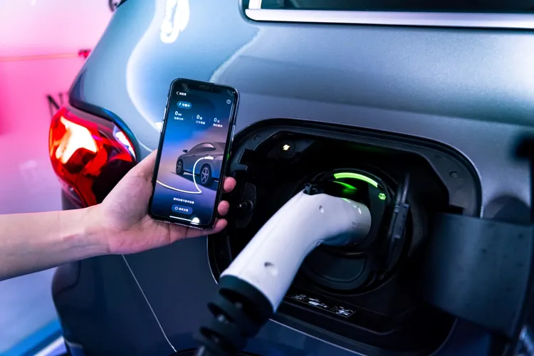 賓士電動車車主只要透過 EValue APP 就能掌控充電進度，並使用台灣賓士贈送的充電金進行支付。業者提供