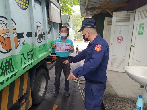 花蓮3歲童遭垃圾車擦撞 警深入清潔隊與部落宣導注意內輪差及視線死角