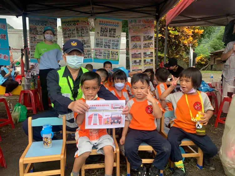 警方到幼兒園宣導小朋友要注意交通安全。新城分局提供