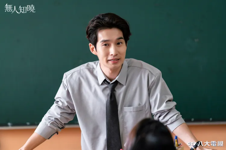 柳德煥在《無人知曉》扮演班導師。八大電視提供