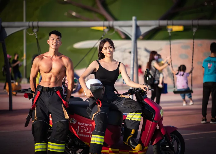 12月大埔分隊義消隊員莊雅珺與南雅分隊隊員魏裕倫。新北市消防局提供