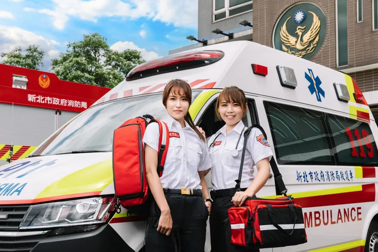 5月隆恩分隊隊員彭于真、第六大隊隊員陳韻婷。新北市消防局提供