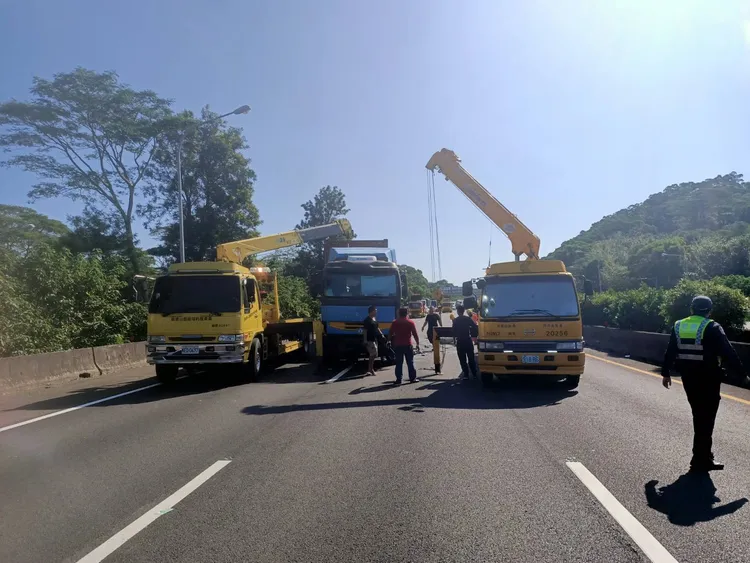 整起車禍事故僅剩貨櫃車外排除，剩外側車道還未通行。翻攝畫面