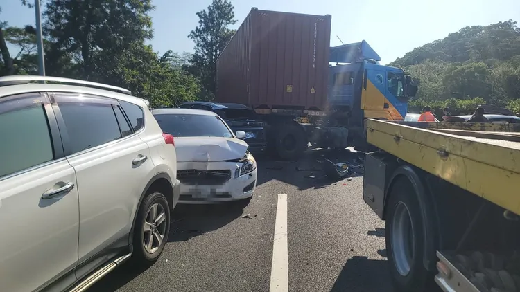 肇事的貨櫃車疑似未保持安全距離。翻攝畫面