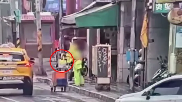 清潔隊員將保冷袋誤認為垃圾，直接丟入垃圾車內。翻攝畫面