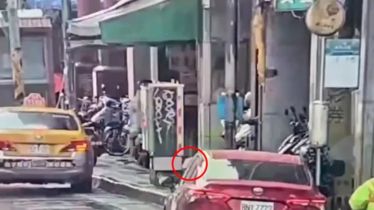 保冷袋掉落一旁，父女離開時都未發現。翻攝畫面