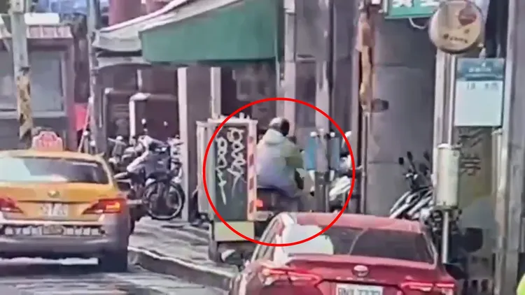 林男騎車載女兒外出烘衣，兩人將雨衣穿好上車離開。翻攝畫面