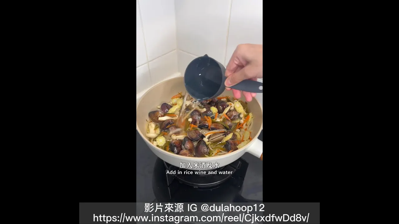 蔬菜、剝皮辣椒切好炒熟，再加入蛤蜊拌炒。