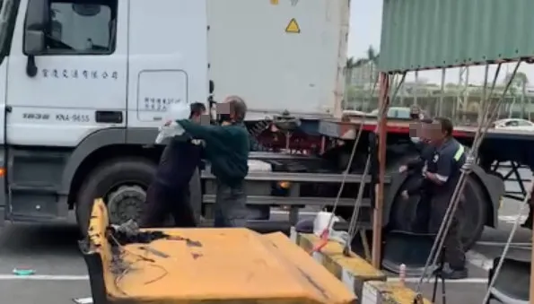 吳姓保全員與大車司機被其他人拉開。讀者提供