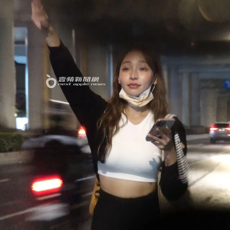 樂天桃園啦啦隊女神林襄，日前脫口罩抽完菸後，在路邊等司機來接。特勤中心攝