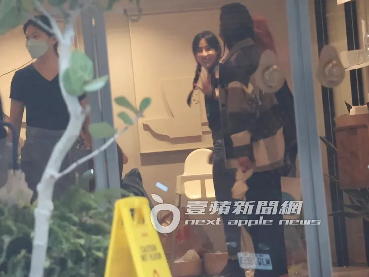 戲劇女神莫允雯（右）與「肉彈妹」，走去找綁著麻花捲雙辮子頭的房思瑜揮手道別。特勤中心攝