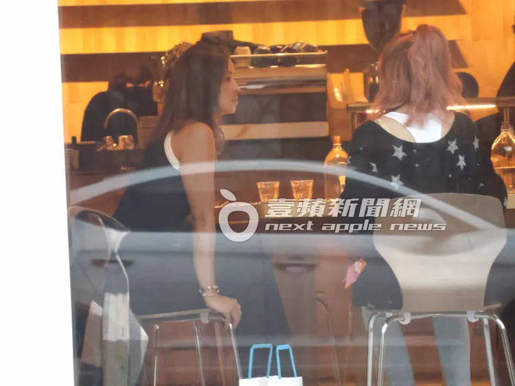 類「混血女神」莫允雯（左）小露咖啡色性感香肩及美臂，與身形豐滿的「肉彈妹」一起喝咖啡。特勤中心攝