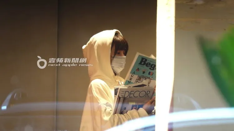 中信兄弟啦啦隊女神峮峮，進髮廊準備保養頭髮，在雜誌區挑選3本潮流刊物打發時間吸收資訊。特勤中心攝