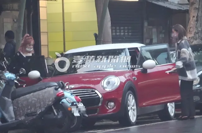 戲劇女神莫允雯（右）帶「肉彈妹」去藥局買完東西後，坐上售價169萬元起的Mini Cooper準備離去。特勤中心攝