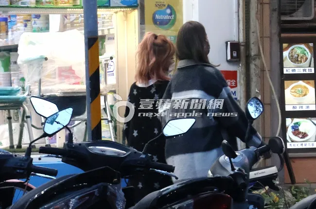 戲劇女神莫允雯（右）載著身材豐滿的「肉彈妹」到西藥房買東西。特勤中心攝