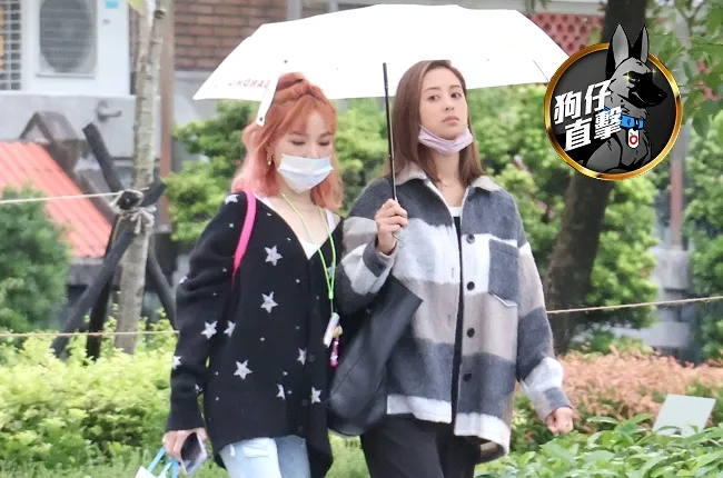 類「混血女神」莫允雯（右）咖啡色性感香肩美臂，開169萬Mini Cooper載「肉彈妹」去喝咖啡買藥。特勤中心攝