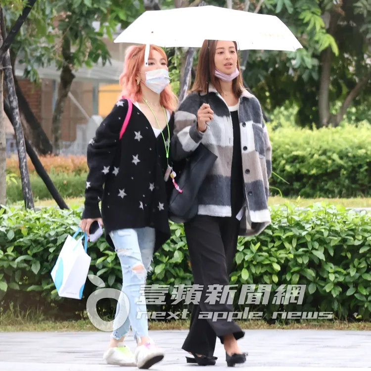戲劇女神莫允雯（右）和身材豐滿的「肉彈妹」，一路上有說有笑去取車。特勤中心攝