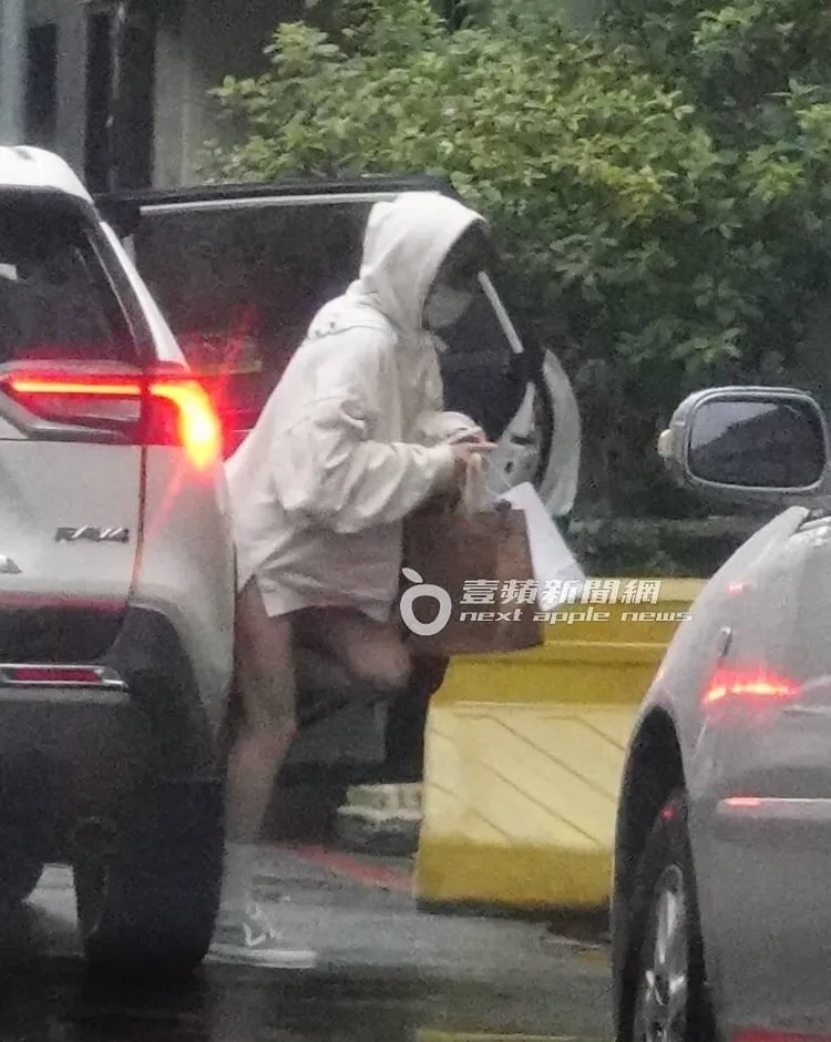 中信兄弟啦啦隊女神峮峮，搭休旅車趕往仁愛圓環附近的一間髮廊下車，絕對領域再度失守。特勤中心攝