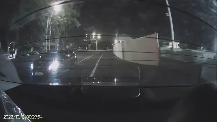 警方在前開道，沈男駕車在後緊緊跟隨。警方提供