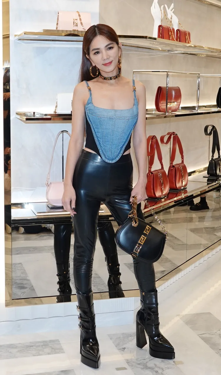 Ella以丹寧馬甲搭配乳膠緊身褲造型亮相，好身材畢露，連自己都說「好美、好正」。陳德興攝