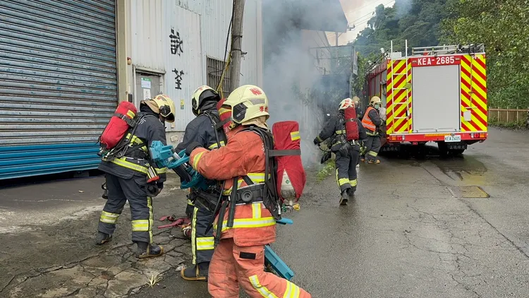演練內容為模擬鐵皮工廠發生火警，救災車輛停放在壽山路上，救災人員佈置水線進入廠區，搶救過程發生無線電通訊不良，影響救災行動。新北市消防局提供