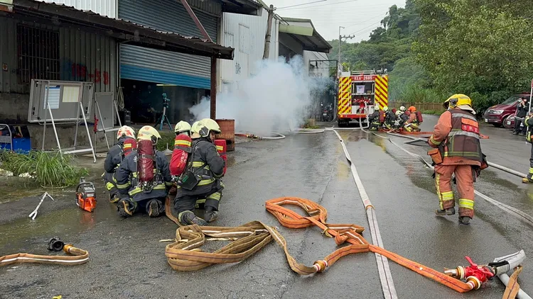消防局透過無線數位整合系統、車載式無線電中繼台以及攜帶式中繼台等中繼機制，結合無線電、行動通訊等智能科技多管齊下，使得救災通訊不中斷。新北市消防局提供