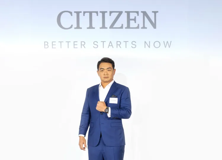 彭政閔先前出席CITIZEN活動秀錶姿勢多是手放胸前，感覺生澀。品牌提供