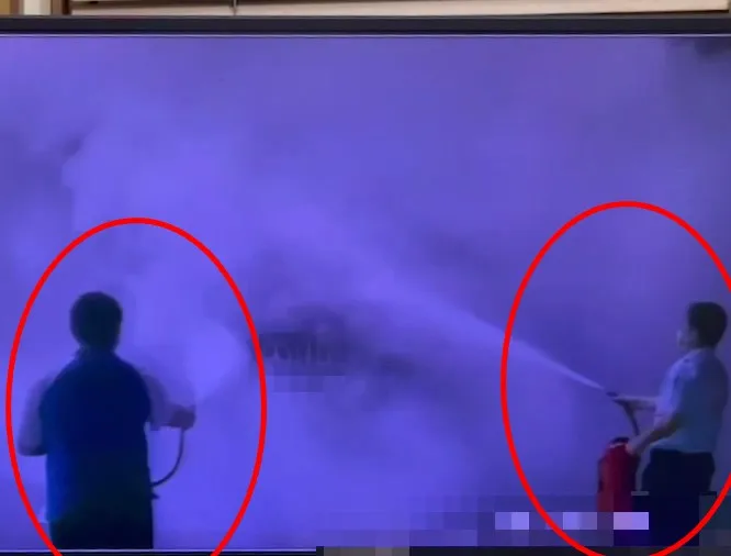 加油站員工立即拿滅火器初期滅火。翻攝畫面