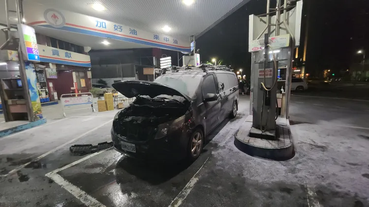 賓士車當時在柴油島加油。黃仲瑜攝