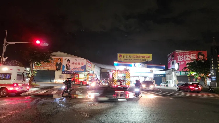 消防隊在現場持續警戒。黃仲瑜攝