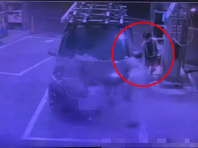 員工發現車輛冒煙，立即拔油槍。翻攝畫面