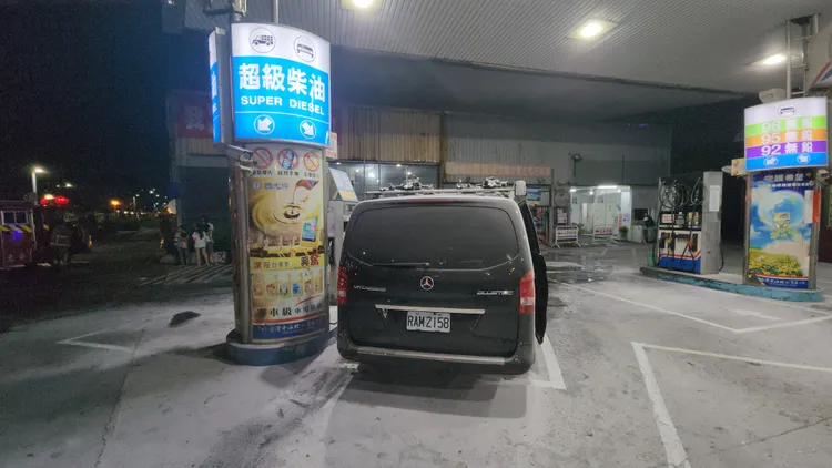 賓士休旅車只有引擎室起火受損。黃仲瑜攝