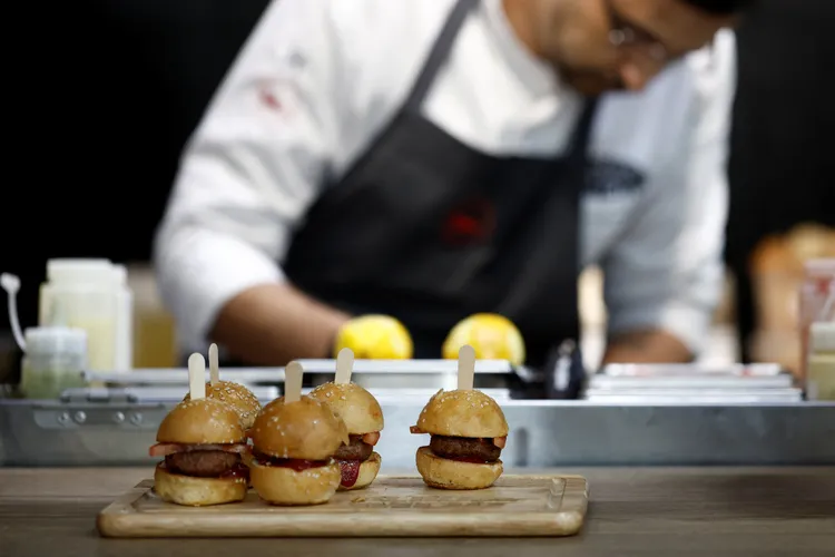 Redine Meat公司開發的3D列印植物肉做成漢堡，19日在法國巴黎附近的SIAL食品創新展亮相。路透社