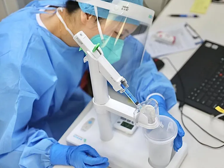 疫苗通過霧化設備被霧化成細小顆粒注入霧化杯。翻攝微博