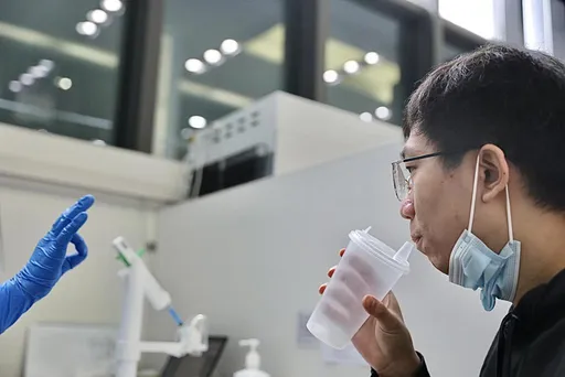 接種疫苗像喝奶茶？中國吸入式新冠疫苗上海首「開吸」　憋氣5秒就完成