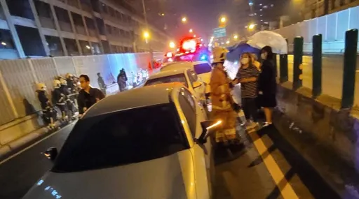 惡匪竄逃台64線！車禍阻路煞不及撞救護車　徒步落跑遭活逮