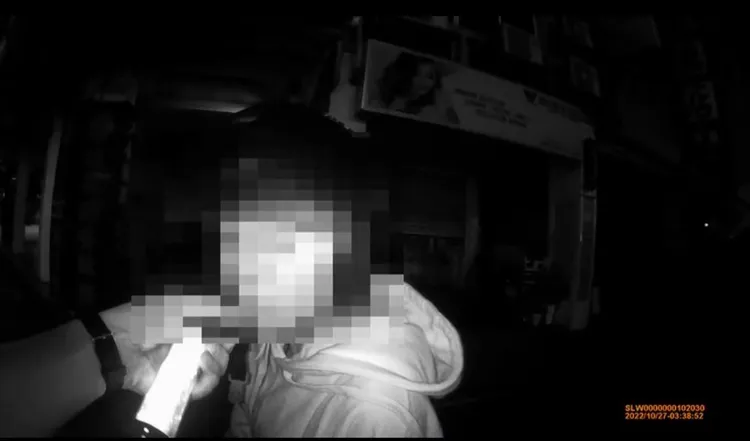 警方攔下闖紅燈陳女，檢知棒亮燈顯示有喝酒。讀者提供
