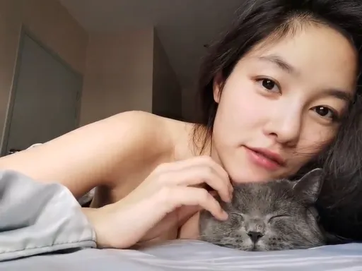 中文老師「上空」擼貓!爆乳鏟屎官害網全失焦 狂喊:有本事衝我來