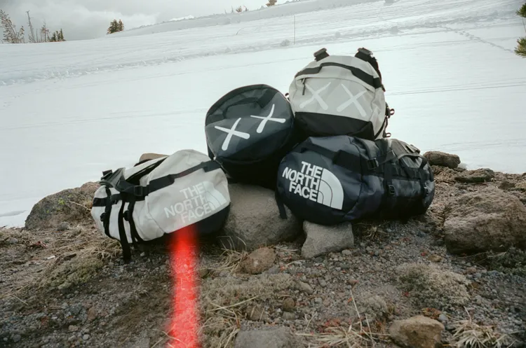 THE NORTH FACE XX KAWS包款，6380至7380元。品牌提供