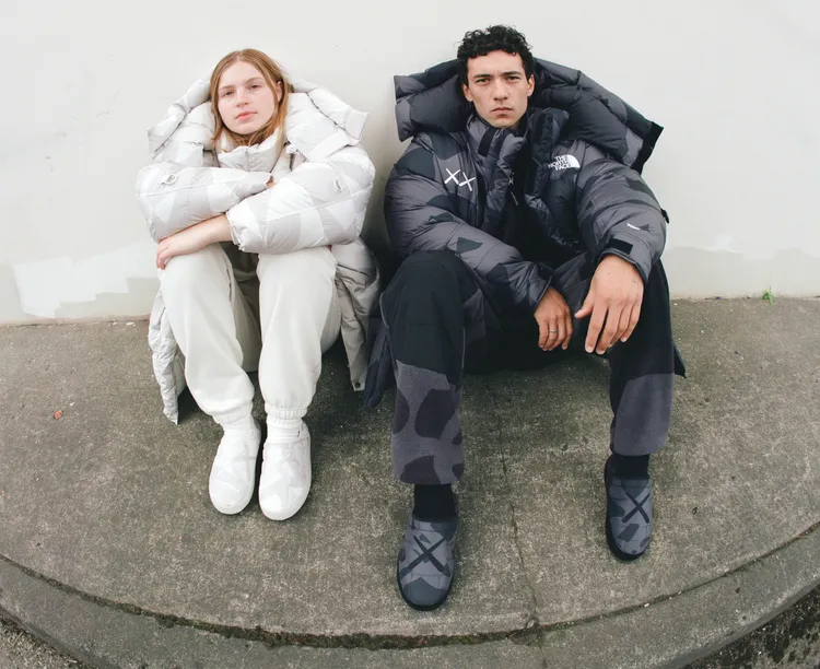 THE NORTH FACE XX KAWS聯名服飾以黑與白色呈現，並印有抽象印花圖騰，呈現設計感。品牌提供