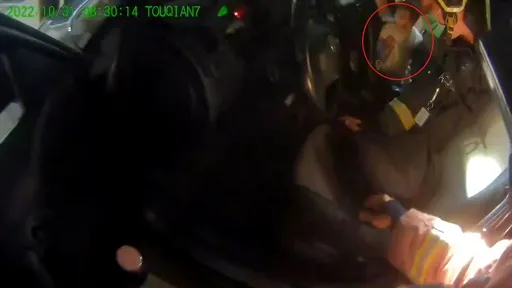 新莊男抱7月大女兒上車　下車取物卻不慎反鎖！警消破窗順利救援