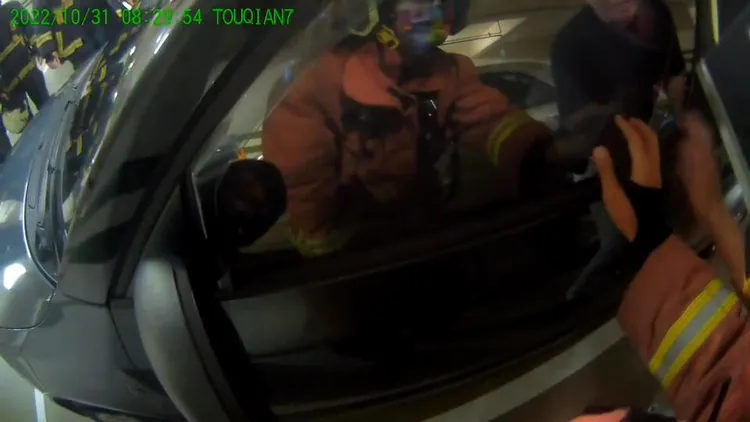 警消與女童父親在駕駛座吸引女童注意。新北市消防局提供