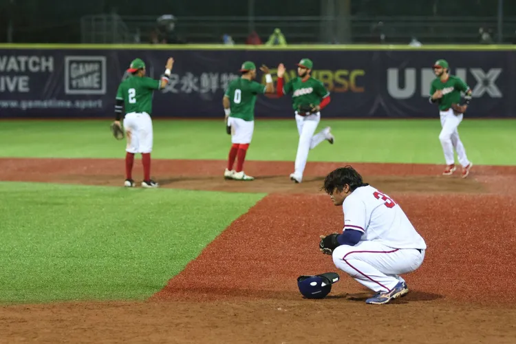 台灣不敵墨西哥，曾頌恩獲得敬遠四壞，無法為球隊建功，懊惱蹲在一壘。  葉志明攝