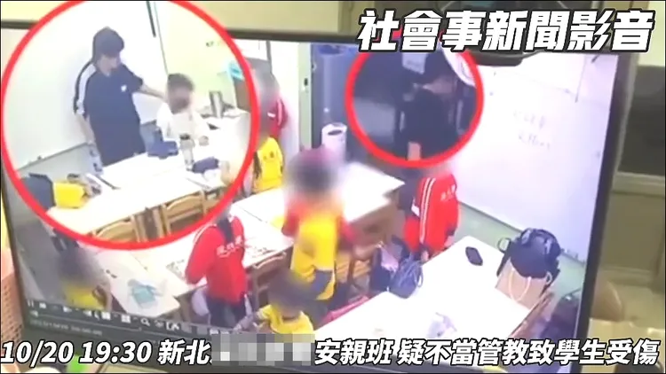 周女掐住男童脖子後方，並左右甩動，一旁的教師未制止。翻攝「社會事新聞影音」