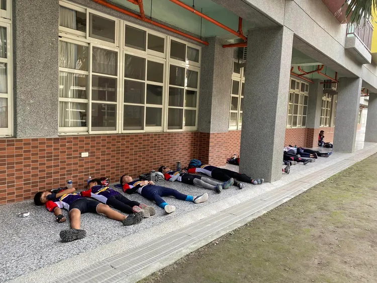 睡學校、睡香客大樓，就是不睡大飯店，中午休息也是找學校或路邊。施世治提供