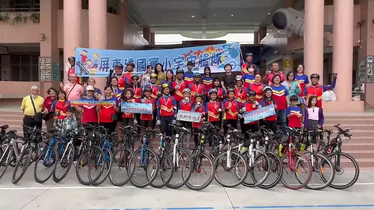 屏東建國實小單車環島9天，今天中午回到學校。施世治提供