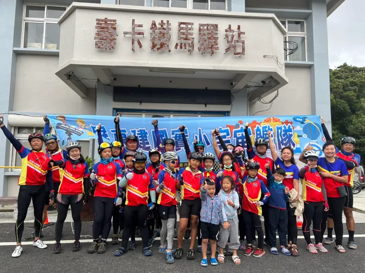 回到屏東市之前，在南迴公路最高點壽卡合影。施世治提供