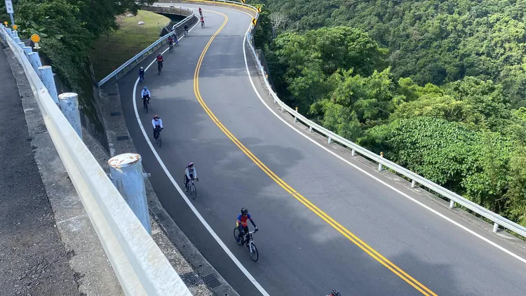 參加單車環島的建國實小小朋友共12人，從4年級到6年級都有。施世治提供